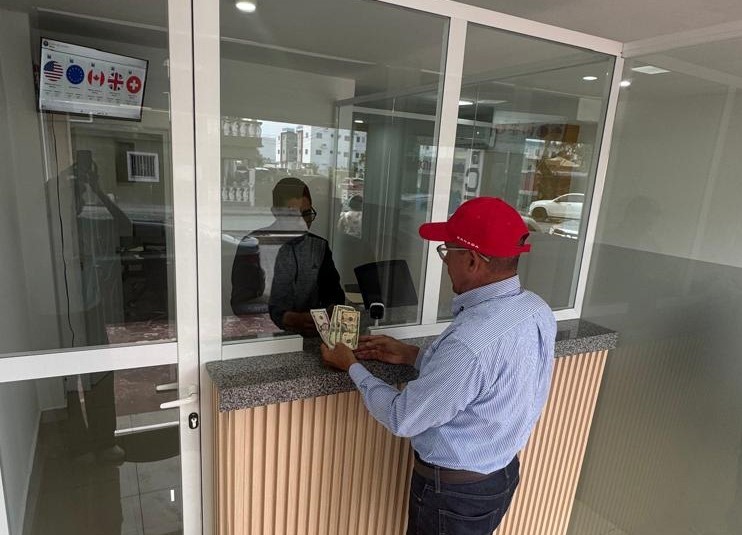 Una imagen de una persona pasandole efectivo a otra 